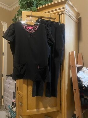 Betsy Johnson black xl scrub set